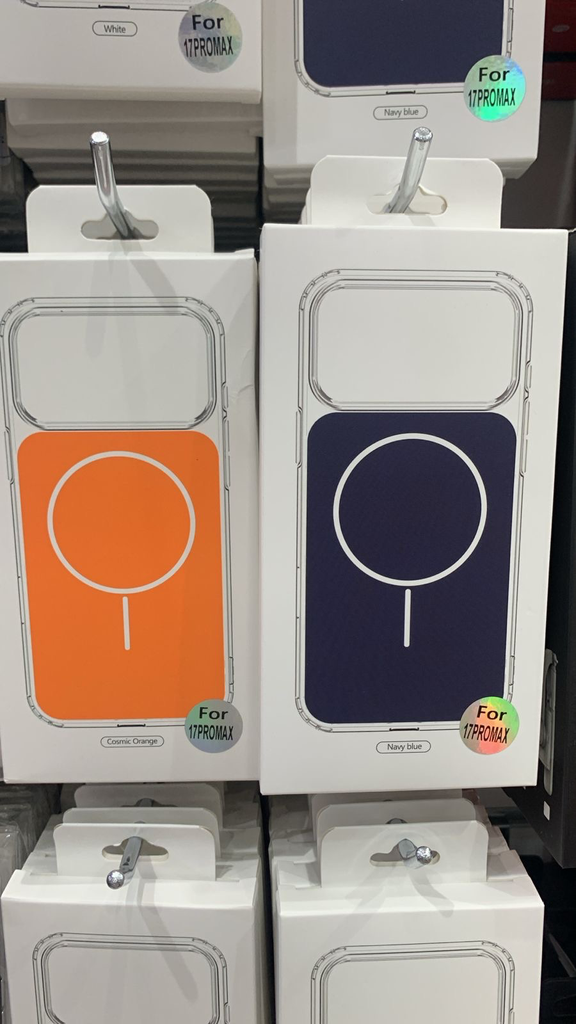 خلفية ايفون 17 بروماكس بكت ابيض